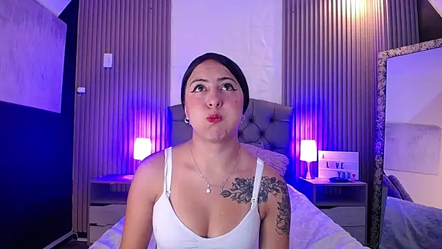 isabella smith  online show from January 21, 2025, 1:22 pm