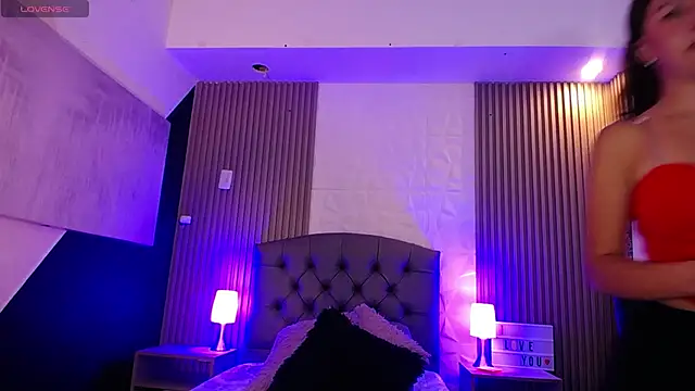 isabella smith  online show from February 4, 2025, 1:06 pm