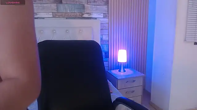 isabella smith  online show from October 7, 2025, 4:59 pm