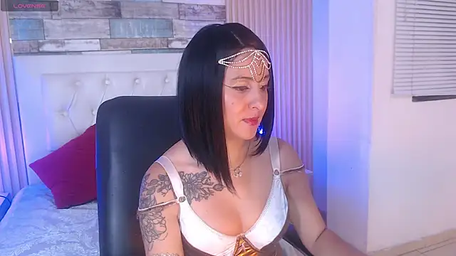 isabella smith  online show from October 8, 2025, 5:43 pm