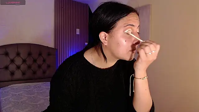 isabella smith  online show from October 14, 2025, 5:14 pm