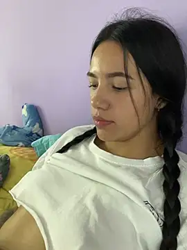 Snapshot of hannahb-e chatting on January 16, 2025, 10:44 pm hannahb-e online show from January 16, 2025, 10:44 pm