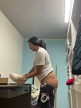 Snapshot of hannahb-e chatting on February 15, 2025, 9:48 pm hannahb-e online show from February 15, 2025, 9:48 pm