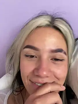 Snapshot of hannahb-e chatting on March 6, 2025, 12:30 pm hannahb-e online show from March 6, 2025, 12:30 pm