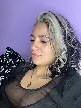 Snapshot of hannahb-e chatting on March 8, 2025, 12:11 am hannahb-e online show from March 8, 2025, 12:11 am