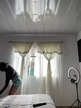 Snapshot of hannahb-e chatting on September 11, 2025, 3:12 pm hannahb-e online show from September 11, 2025, 3:12 pm