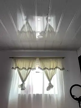 Snapshot of hannahb-e chatting on October 7, 2025, 5:21 pm hannahb-e online show from October 7, 2025, 5:21 pm