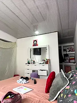 Snapshot of hannahb-e chatting on October 25, 2025, 2:35 pm hannahb-e online show from October 25, 2025, 2:35 pm