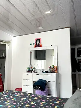 Snapshot of hannahb-e chatting on November 4, 2025, 1:54 pm hannahb-e online show from November 4, 2025, 1:54 pm