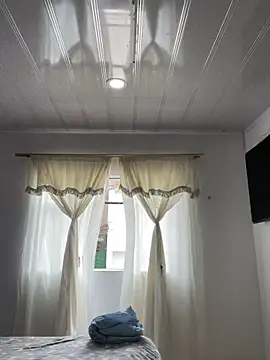 Snapshot of hannahb-e chatting on November 5, 2025, 5:13 pm hannahb-e online show from November 5, 2025, 5:13 pm