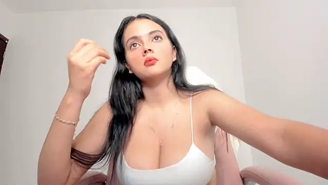 Snapshot of Sarah_angell chatting on October 17, 2025, 2:26 am Sarah angell online show from October 17, 2025, 2:26 am