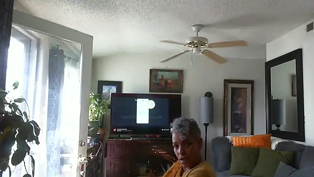 Snapshot of CeceilaMoon chatting on February 10, 2026, 8:46 pm CeceilaMoon online show from February 10, 2026, 8:46 pm