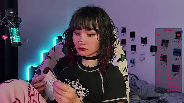 deadlysweet online show from September 23, 2025, 1:19 am