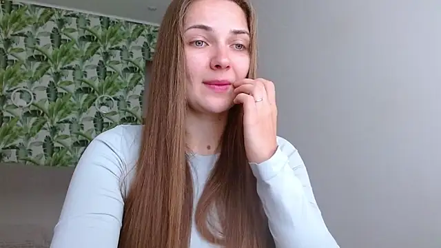 Snapshot of Olivia_shine chatting on September 27, 2025, 4:28 am Olivia shine online show from September 27, 2025, 4:28 am