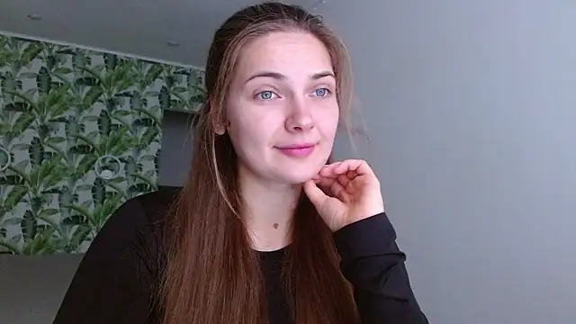 Snapshot of Olivia_shine chatting on October 18, 2025, 4:26 am Olivia shine online show from October 18, 2025, 4:26 am