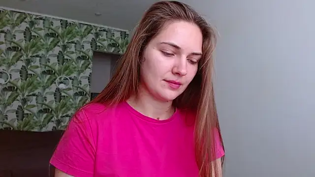 Snapshot of Olivia_shine chatting on November 4, 2025, 5:28 am Olivia shine online show from November 4, 2025, 5:28 am