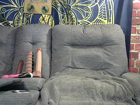 lovely lola1111 online show from April 10, 2026, 2:06 am