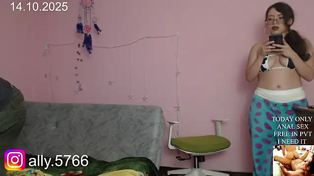 Snapshot of CoreAlejito chatting on October 15, 2025, 12:11 am CoreAlejito online show from October 15, 2025, 12:11 am