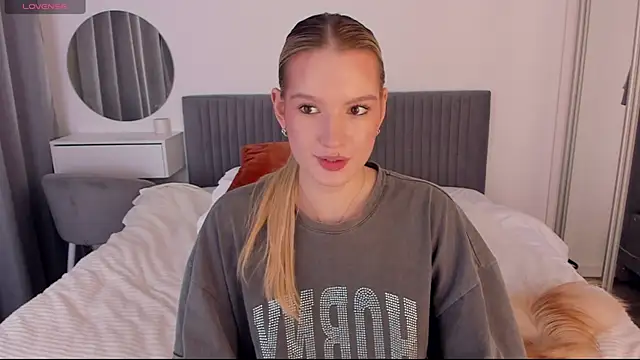 CassieRayss online show from November 17, 2025, 3:51 pm