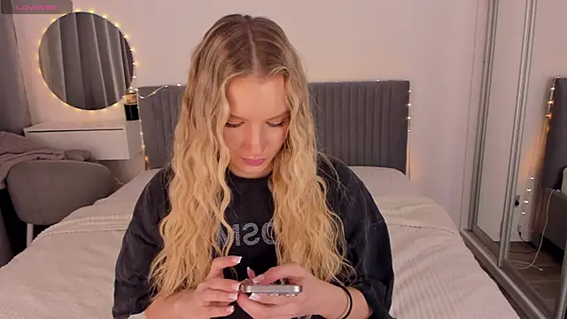 CassieRayss online show from April 17, 2026, 2:20 pm