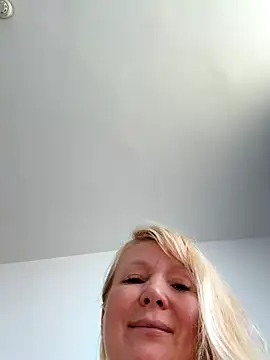 EmmaInLove23 online show from December 2, 2025, 2:06 am