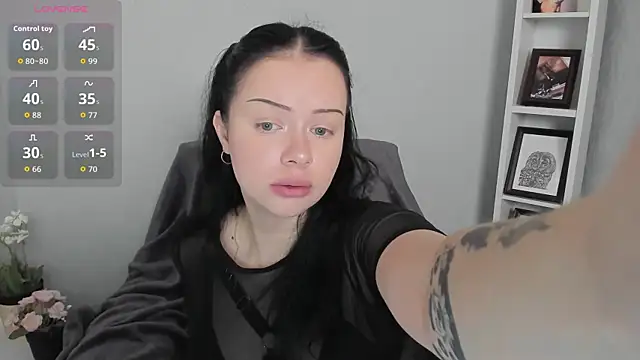 Lori  Hell online show from June 7, 2026, 4:38 am