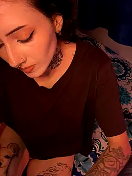 LiliJones  online show from November 14, 2025, 1:32 pm