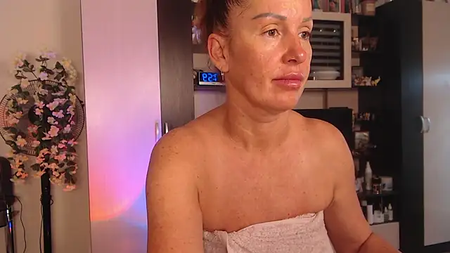 Snapshot of SheilaRyan chatting on October 18, 2025, 4:59 am SheilaRyan online show from October 18, 2025, 4:59 am