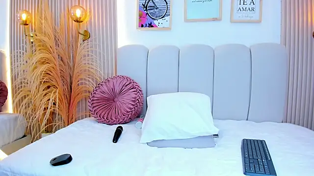 carolriveraa  online show from October 4, 2025, 8:51 pm