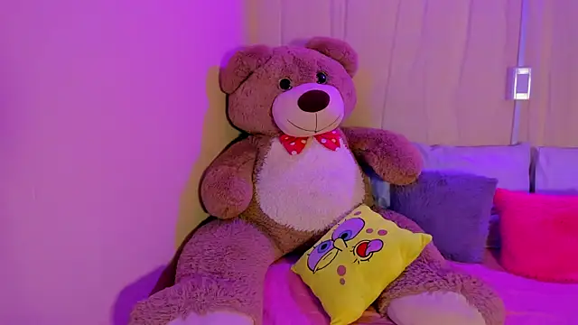 moll1e  online show from December 4, 2025, 9:01 pm