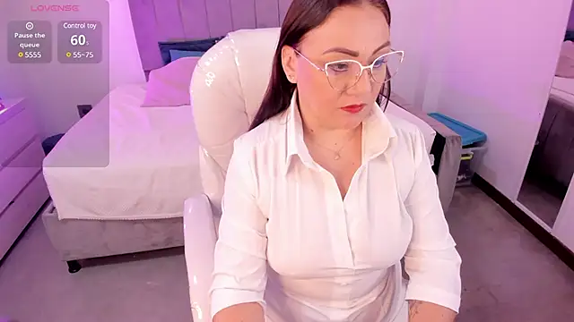 lady nylon  online show from January 20, 2025, 12:18 pm