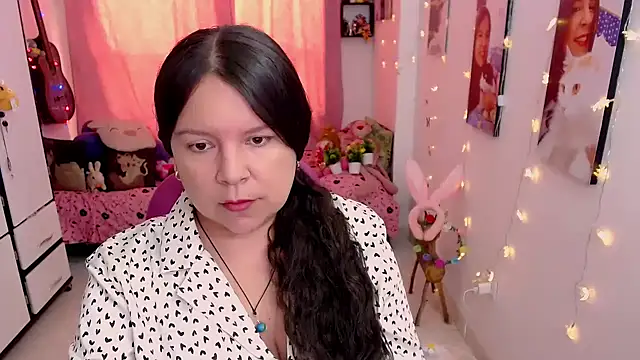 claryssa  online show from April 2, 2026, 6:05 pm