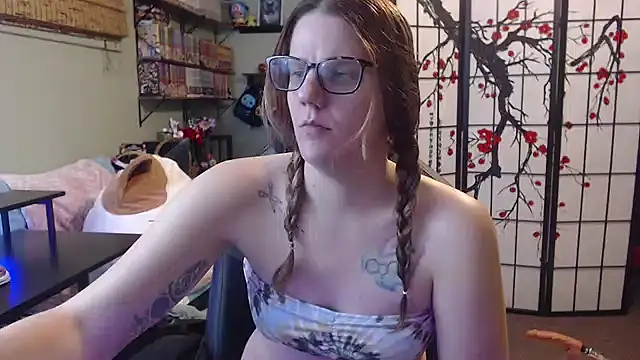 Sarahtineke online show from April 5, 2026, 1:58 am