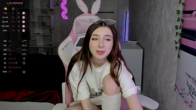 Polly  Hill online show from November 12, 2025, 7:31 am