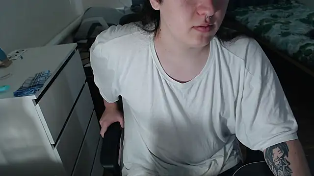 EvaMiron online show from November 17, 2025, 7:03 am