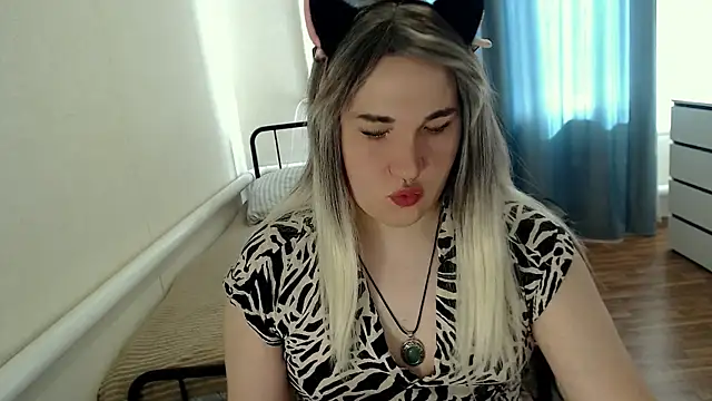Snapshot of EvaMiron chatting on July 1, 2026, 11:23 am EvaMiron online show from July 1, 2026, 11:23 am