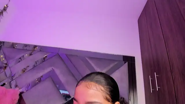 Iris hott1 online show from December 18, 2024, 3:37 am