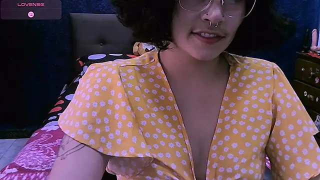 Snapshot of NinaYellow chatting on November 5, 2025, 12:49 pm NinaYellow online show from November 5, 2025, 12:49 pm