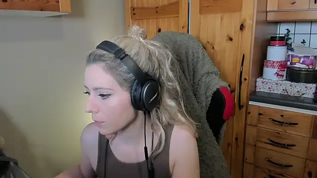 Lisaonthemoon online show from December 12, 2024, 11:03 pm