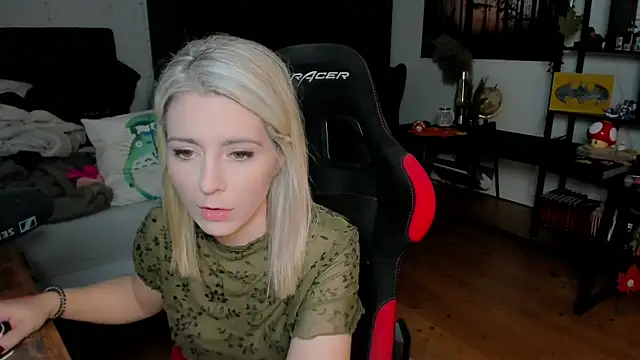 Lisaonthemoon online show from October 18, 2025, 1:56 pm