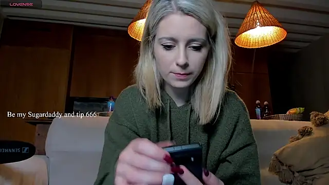 Lisaonthemoon online show from November 12, 2025, 5:35 pm