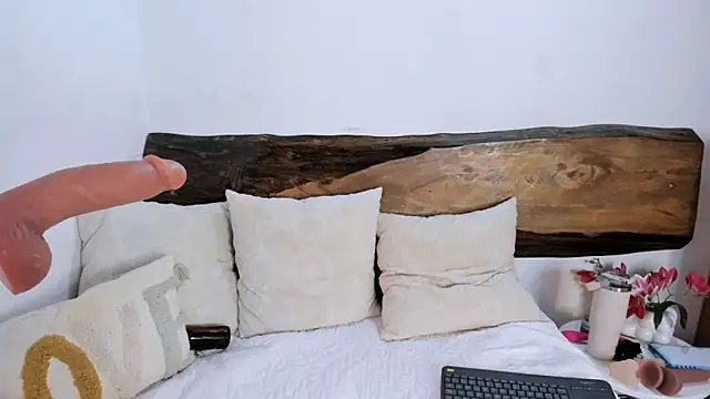 Snapshot of Abrilqueen chatting on September 30, 2025, 2:05 am Abrilqueen online show from September 30, 2025, 2:05 am