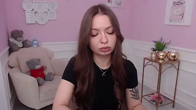 LucySkilar online show from October 21, 2025, 4:35 am