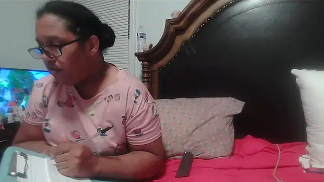 ebonyred online show from April 7, 2026, 12:22 am