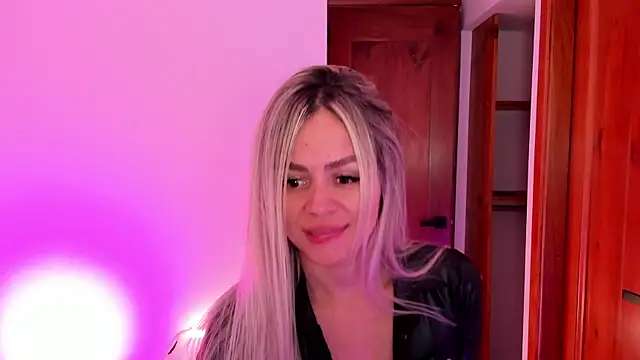 nicole valencia  online show from November 5, 2025, 7:52 am