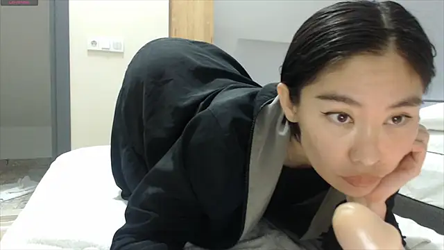 Snapshot of Kunimitsuu_ chatting on December 8, 2024, 8:15 pm Kunimitsuu online show from December 8, 2024, 8:15 pm