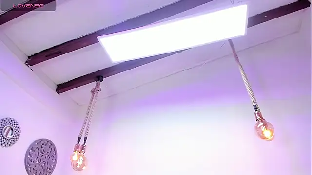 Oriana Guzman online show from December 31, 2024, 11:42 am