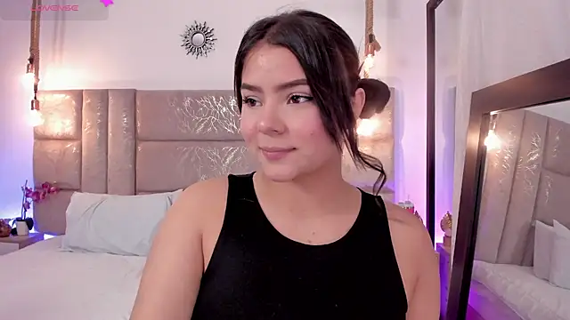 Snapshot of Oriana_Guzman chatting on July 17, 2026, 11:42 pm Oriana Guzman online show from July 17, 2026, 11:42 pm