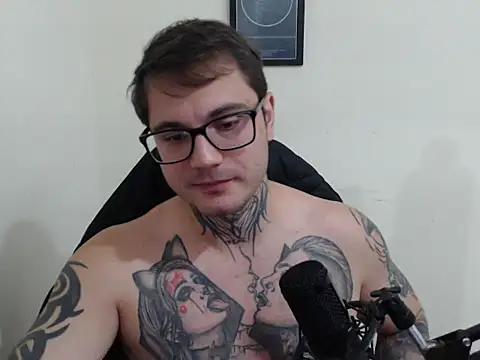 Snapshot of clark_r chatting on June 17, 2026, 12:24 am clark r online show from June 17, 2026, 12:24 am