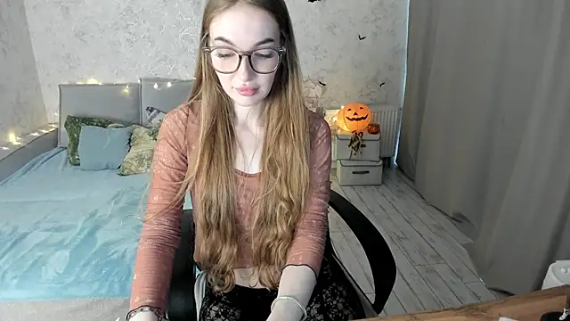 LissaCain online show from October 10, 2025, 8:46 am